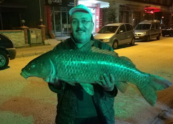 Oltayla 12 kilogramlık pullu sazan yakaladı